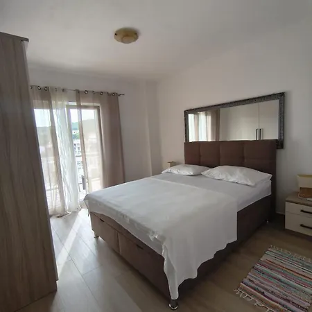 Laus Apartment *